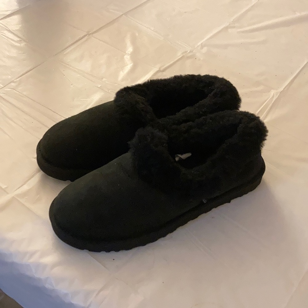 UGG shoes 9 black, NEW
